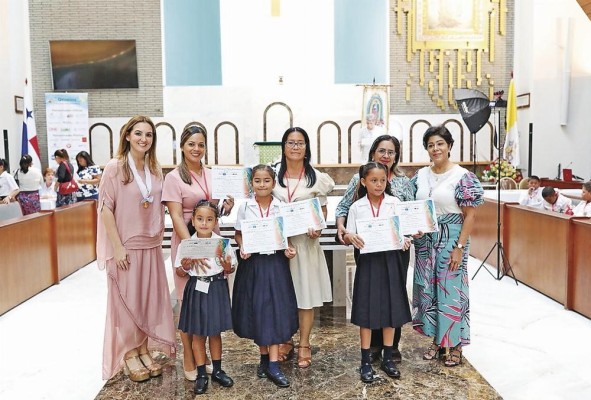 Los primeros puestos reciben beca hasta completar sus estudios secundarios. Y los segundos y terceros puestos reciben becas por todo un año escolar. Los primeros puestos reciben beca hasta completar sus estudios secundarios. Y los segundos y terceros puestos reciben becas por todo un año escolar.