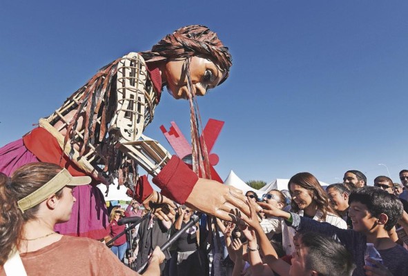 El público observa el paso de 'La Pequeña Amal', durante un recorrido el 26 de octubre de 2023 en ciudad Juárez, Chihuahua. El público observa el paso de 'La Pequeña Amal', durante un recorrido el 26 de octubre de 2023 en ciudad Juárez, Chihuahua.