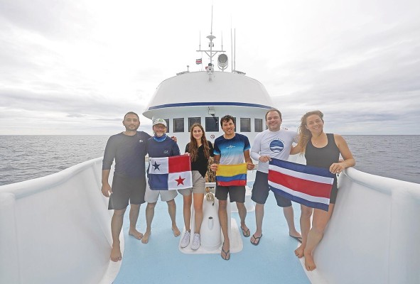 El equipo documentó la biodiversidad marina entre los 10m y 355m de profundidad. El equipo documentó la biodiversidad marina entre los 10m y 355m de profundidad.
