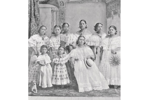 Mujeres de Panamá vestidas con traje de pollera. Mujeres de Panamá vestidas con traje de pollera.