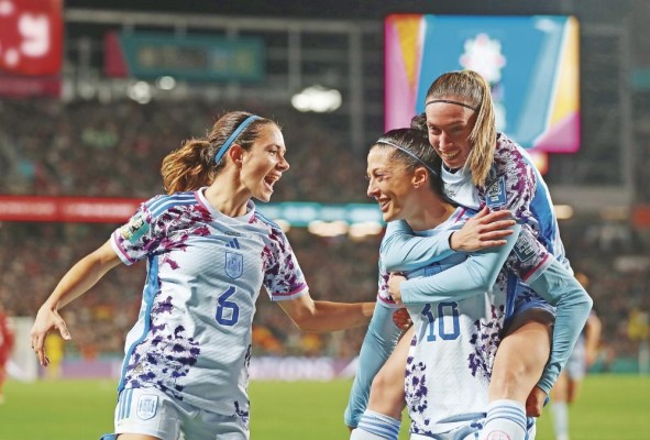 La futbolista Jennifer Hermoso celebra junto a sus compañeras. La futbolista Jennifer Hermoso celebra junto a sus compañeras.