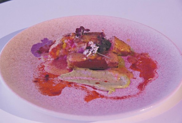 Bacalao en costra con salsa cremosa de arracacia y lulo infusionada con eucalipto, de Yuvraj Sawant Bacalao en costra con salsa cremosa de arracacia y lulo infusionada con eucalipto, de Yuvraj Sawant