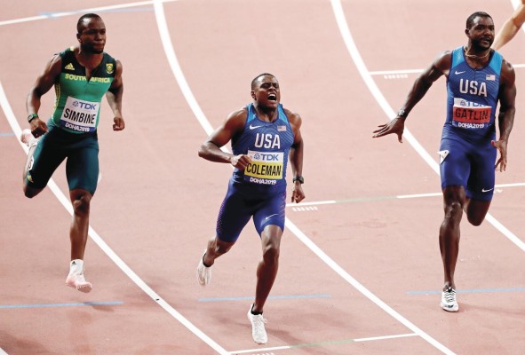 Christian Coleman (c) llega a la meta jubiloso, tras superar a Justin Gatlin (d) en los 100 metros planos del Mundial de Atletismo 2019. Christian Coleman (c) llega a la meta jubiloso, tras superar a Justin Gatlin (d) en los 100 metros planos del Mundial de Atletismo 2019.