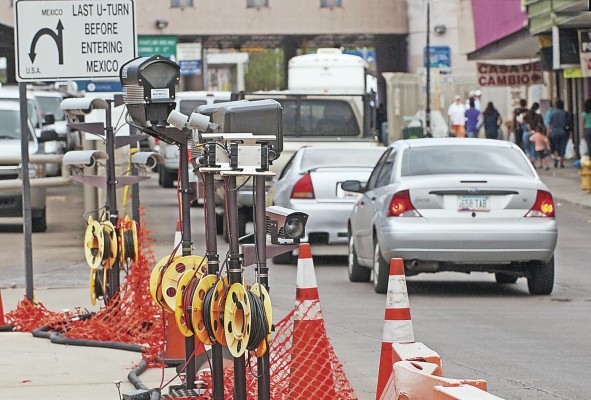 La garita de entrada de Nogales, Arizona, se encuentra la cabeza en cuanto a tecnología en los pasos fronterizos entre Estados Unidos y México. La garita de entrada de Nogales, Arizona, se encuentra la cabeza en cuanto a tecnología en los pasos fronterizos entre Estados Unidos y México.