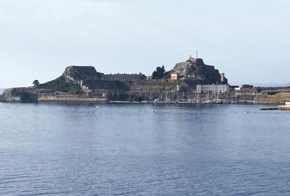 Dos fortalezas rodean la capital, la única ciudad de Grecia fortificada de esa manera Dos fortalezas rodean la capital, la única ciudad de Grecia fortificada de esa manera