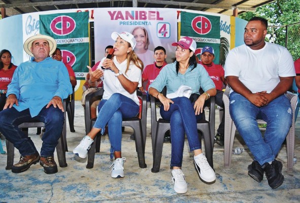 Yanibel Ábrego realiza recorrido por la provincia de Veraguas Yanibel Ábrego realiza recorrido por la provincia de Veraguas