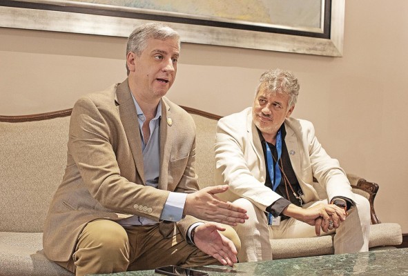 Juan Martín Rodríguez (i), de Eurolat, y Luis Lobo, oficial del Programa España-FAO para América Latina y el Caribe. Juan Martín Rodríguez (i), de Eurolat, y Luis Lobo, oficial del Programa España-FAO para América Latina y el Caribe.