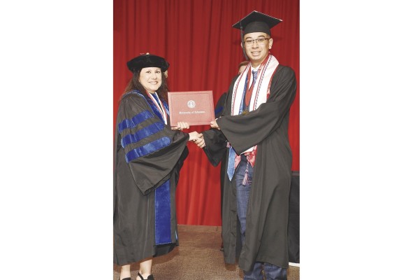 Aldaly Pineda se graduó con honores en Arkansas. Aldaly Pineda se graduó con honores en Arkansas.