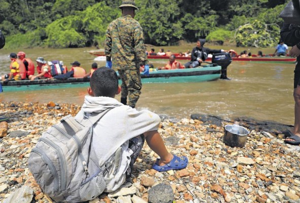 Los migrantes llegan a la provincia de Darién después de cruzar la selva procedente de Colombia. Los migrantes llegan a la provincia de Darién después de cruzar la selva procedente de Colombia.