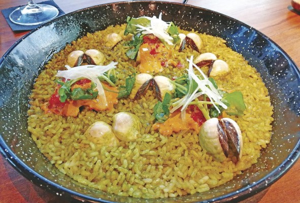 Arroz verde con mero y almejas, uno de los platos emblemáticos del lugar con mucho color y sabor. Arroz verde con mero y almejas, uno de los platos emblemáticos del lugar con mucho color y sabor.