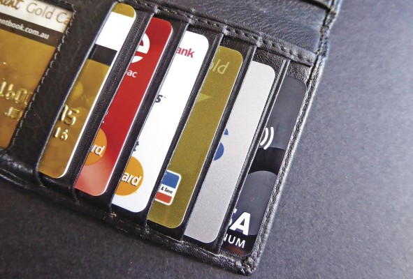 El mercado de tarjetas de crédito de la plaza panameña cuenta con una variedad de productos, con características adecuadas al perfil de los tarjetahabientes, pero también con distintas tasas promedio de interés anual. El mercado de tarjetas de crédito de la plaza panameña cuenta con una variedad de productos, con características adecuadas al perfil de los tarjetahabientes, pero también con distintas tasas promedio de interés anual.