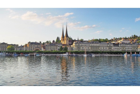 La belleza de una ciudad junto a su lago solo la vemos en postales y cuadros. La belleza de una ciudad junto a su lago solo la vemos en postales y cuadros.