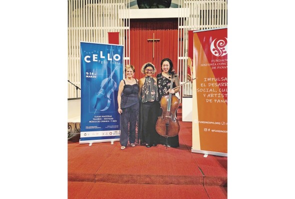 La educadora musical trabaja con menores y adultos. La educadora musical trabaja con menores y adultos.