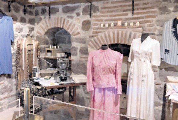Se muestra ropa y algunos artefactos de la vida diaria Se muestra ropa y algunos artefactos de la vida diaria