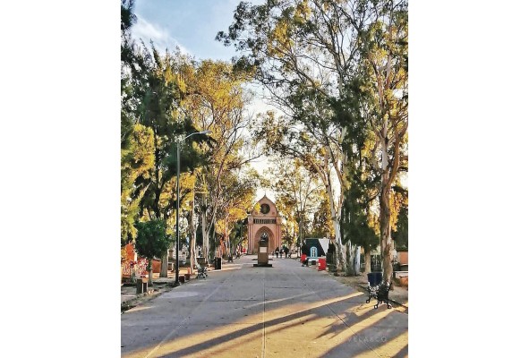 El turismo de cementerio es uno de los más tradicionales de México. El turismo de cementerio es uno de los más tradicionales de México.
