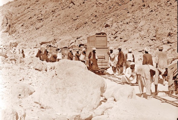 trabajadores egipcios trasladan el contenido de la tumba de de Tutankamón de Lúxor a El Cairo. trabajadores egipcios trasladan el contenido de la tumba de de Tutankamón de Lúxor a El Cairo.