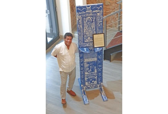 El maestro Aristides Ureña Ramos presentó su obra en puerta antigua, 'Panamá en Azul', la cual destaca memorias y recuerdos del Istmo y su campiña. El maestro Aristides Ureña Ramos presentó su obra en puerta antigua, 'Panamá en Azul', la cual destaca memorias y recuerdos del Istmo y su campiña.