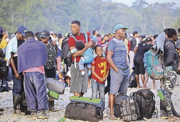 Migrantes hacen fila en la comunidad de Bajo Chiquito para ser trasladados a la Estación de Recepción Migratoria de San Vicente en Metetí (Panamá), el 11 de marzo de 2023. Migrantes hacen fila en la comunidad de Bajo Chiquito para ser trasladados a la Estación de Recepción Migratoria de San Vicente en Metetí (Panamá), el 11 de marzo de 2023.