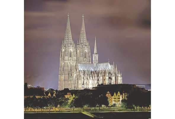 La Catedral de Colonia ganó notoriedad cuando en 1164 el arzobispo Rainald de Dassel trajo las reliquias de los Reyes Magos. La Catedral de Colonia ganó notoriedad cuando en 1164 el arzobispo Rainald de Dassel trajo las reliquias de los Reyes Magos.