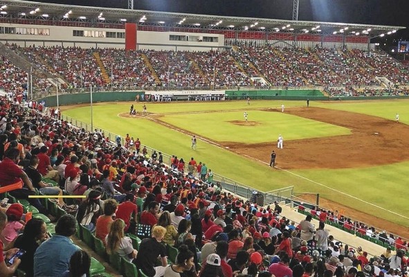 La asistencia de los fanáticos a los parques de pelota es fundamental para el éxito de cualquier torneo. La asistencia de los fanáticos a los parques de pelota es fundamental para el éxito de cualquier torneo.
