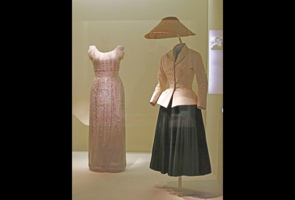 Un modelo de Dior del estilo New Look, de la exposición “Vistiendo el Tiempo” Un modelo de Dior del estilo New Look, de la exposición “Vistiendo el Tiempo”