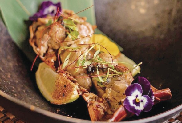 Los platillos son variados; el restaurante ofrece alrededor de 50 diferentes opciones. Los platillos son variados; el restaurante ofrece alrededor de 50 diferentes opciones.