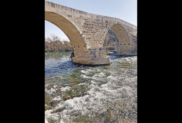 Puente sobre el río Aksu Puente sobre el río Aksu