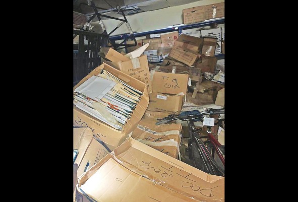 Foto del informe de la Senniaf en la que se refleja el estado en que se hallaban los expedientes. Foto del informe de la Senniaf en la que se refleja el estado en que se hallaban los expedientes.