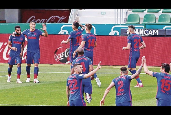 Los jugadores del Atlético de Madrid celebraron un gol, posteriormente anulado, ante el Elche, durante el partido de LaLiga del pasado sábado en el estadio Martínez Valero. Los jugadores del Atlético de Madrid celebraron un gol, posteriormente anulado, ante el Elche, durante el partido de LaLiga del pasado sábado en el estadio Martínez Valero.
