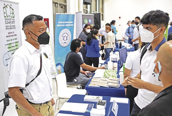 Los estudiantes aprovecharon para establecer contactos y aplicar para vacantes en centros de investigación. Los estudiantes aprovecharon para establecer contactos y aplicar para vacantes en centros de investigación.