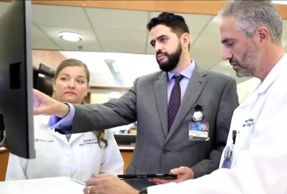Este galardón solo lo han obtenido 24 profesionales de la medicina y Moreno es el primer latino en recibirlo. Este galardón solo lo han obtenido 24 profesionales de la medicina y Moreno es el primer latino en recibirlo.