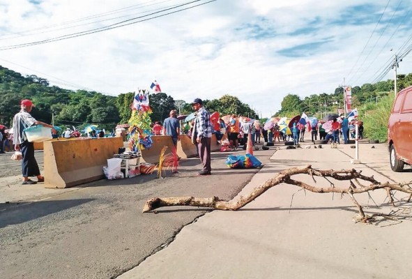 Educadores bloquearon el acceso a la autopista de La Chorrera. Educadores bloquearon el acceso a la autopista de La Chorrera.