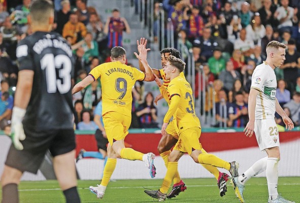 El equipo del Barcelona celebra uno de los goles anotados al Elche. El equipo del Barcelona celebra uno de los goles anotados al Elche.