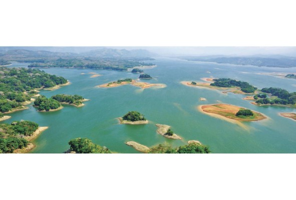 Lago Alajuela, afectado por la sequía. Lago Alajuela, afectado por la sequía.