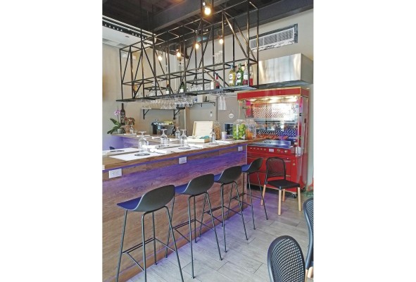 El local es acogedor y sencillo. Puede comer en la barra o en cómodas mesas. El local es acogedor y sencillo. Puede comer en la barra o en cómodas mesas.