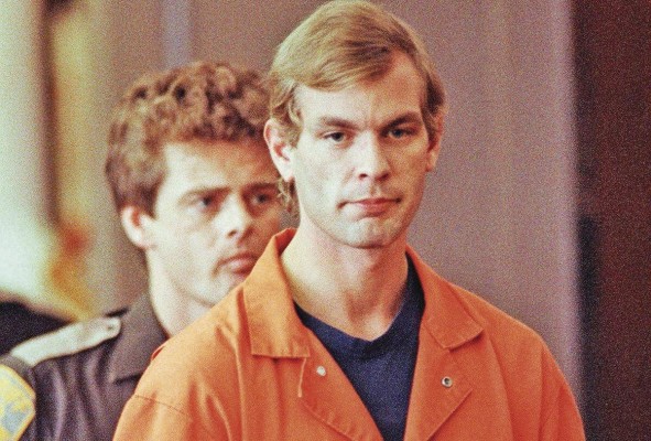 Dahmer falleció en 1992 en la Institución Correccional de Columbia, cumpliendo 15 cadenas perpetuas por el homicidio de 17 hombres y jóvenes. Dahmer falleció en 1992 en la Institución Correccional de Columbia, cumpliendo 15 cadenas perpetuas por el homicidio de 17 hombres y jóvenes.