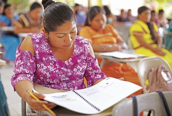 Mujeres ngäbe se han capacitado en su idioma. Mujeres ngäbe se han capacitado en su idioma.