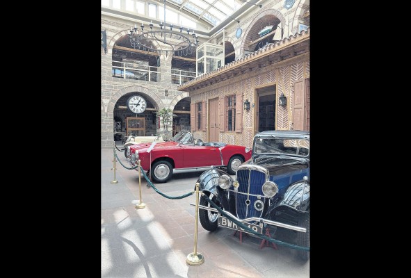 Automóviles de distintos modelos y épocas Automóviles de distintos modelos y épocas