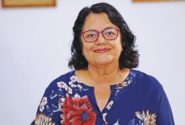 Silvia Quezada Escritora. Pasó de escribir cuentos infantiles a su primera novela. “Habitaciones furtivas” es el resultado de más de 20 años de investigación sobre la vida de la poetisa Rebeca Uribe. “No creo en la muerte del papel. Veo el placer con que los jóvenes abren sus hojas y se maravillan con el olor del libro nuevo. Siempre nos ha gustado escuchar historias y, mientras estemos en el planeta, vamos a seguir queriendo anécdotas y enseñanzas a través de la literatura”. Silvia Quezada Escritora. Pasó de escribir cuentos infantiles a su primera novela. “Habitaciones furtivas” es el resultado de más de 20 años de investigación sobre la vida de la poetisa Rebeca Uribe. “No creo en la muerte del papel. Veo el placer con que los jóvenes abren sus hojas y se maravillan con el olor del libro nuevo. Siempre nos ha gustado escuchar historias y, mientras estemos en el planeta, vamos a seguir queriendo anécdotas y enseñanzas a través de la literatura”.