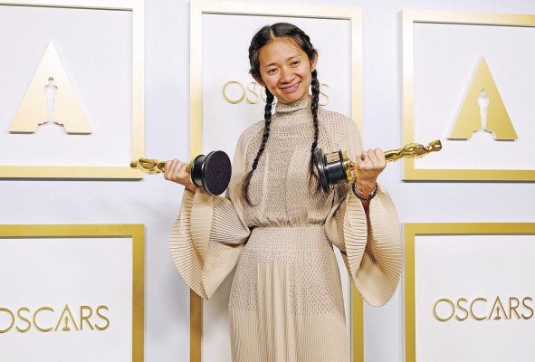 La cineasta chino-inglesa Chloe Zhao se convirtió en la segunda mujer en ganar como mejor directora en la historia de los Óscar. La cineasta chino-inglesa Chloe Zhao se convirtió en la segunda mujer en ganar como mejor directora en la historia de los Óscar.