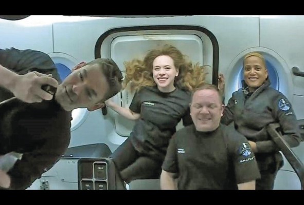Fotografía cedida por SpaceX donde aparecen los tripulantes de la misión Inspiration4 (i-d) el multimillonario Jared Isaacman, la asistente médica Hayley Arceneaux, el ingeniero aeronáutico Chris Sembroski y la científica y educadora Sian Proctor. Fotografía cedida por SpaceX donde aparecen los tripulantes de la misión Inspiration4 (i-d) el multimillonario Jared Isaacman, la asistente médica Hayley Arceneaux, el ingeniero aeronáutico Chris Sembroski y la científica y educadora Sian Proctor.