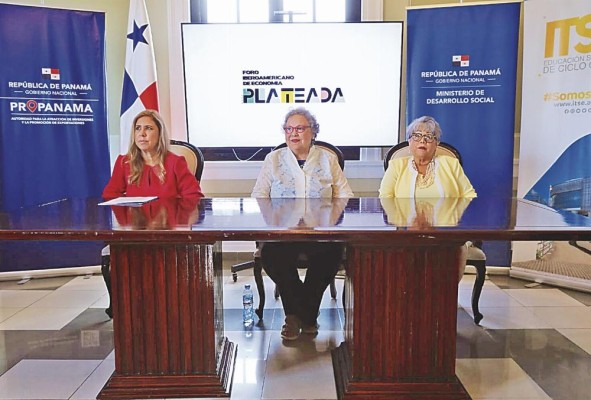 Carmen Gisel Vergara, administradora de ProPanamá; Arletty Pinel, organizadora del foro; Iraseman Rosas, coordinadora de programa adulto mayor en el Mides Carmen Gisel Vergara, administradora de ProPanamá; Arletty Pinel, organizadora del foro; Iraseman Rosas, coordinadora de programa adulto mayor en el Mides