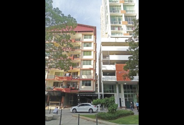 En esta imagen la comparación entre un edificio de la tipología tradicional del barrio (construcciones de entre 6 a 10 pisos) vs. las nuevas edificaciones de 20 o 30 pisos. Se puede observar cómo las plantas de estacionamiento de los nuevos edificios construidos en El Cangrejo quedan al mismo nivel que los apartamentos de la construcción vecina. En esta imagen la comparación entre un edificio de la tipología tradicional del barrio (construcciones de entre 6 a 10 pisos) vs. las nuevas edificaciones de 20 o 30 pisos. Se puede observar cómo las plantas de estacionamiento de los nuevos edificios construidos en El Cangrejo quedan al mismo nivel que los apartamentos de la construcción vecina.