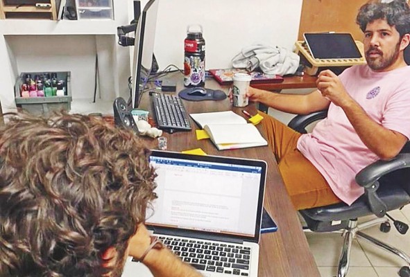 Guillermo Clement y Aurelio Gallón compartiendo ideas para el desarrollo del libro. Guillermo Clement y Aurelio Gallón compartiendo ideas para el desarrollo del libro.