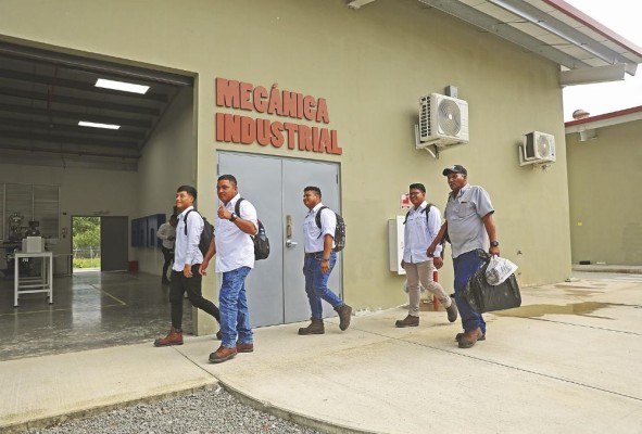 Centro de Formación de Profesionales Industriales. Tienen seis aulas teóricas, cinco talleres de prácticas, laboratorios, simuladores, entre otros. Centro de Formación de Profesionales Industriales. Tienen seis aulas teóricas, cinco talleres de prácticas, laboratorios, simuladores, entre otros.