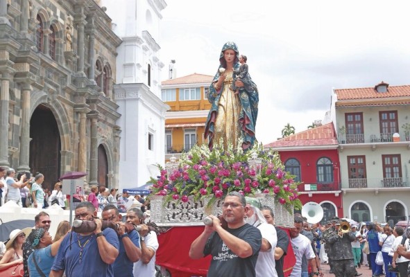 Feligreses participaron de la procesión por las calles del Casco Antiguo. Feligreses participaron de la procesión por las calles del Casco Antiguo.