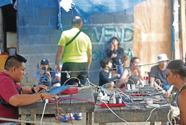 Cargar el celular $2 la hora, parte de los servicios que ofrece el pueblo a los migrantes que llegan a Bajo Chiquito. Cargar el celular $2 la hora, parte de los servicios que ofrece el pueblo a los migrantes que llegan a Bajo Chiquito.