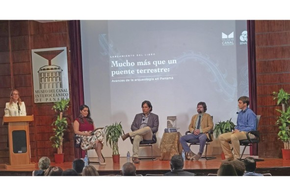 Milagro Mainieri, Ana Elizabeth González, Tomás Mendizábal, Juan Guillermo Martín y Jean-Sébastien Pourcelot, durante la presentación del libro en el Museo del Canal. Milagro Mainieri, Ana Elizabeth González, Tomás Mendizábal, Juan Guillermo Martín y Jean-Sébastien Pourcelot, durante la presentación del libro en el Museo del Canal.