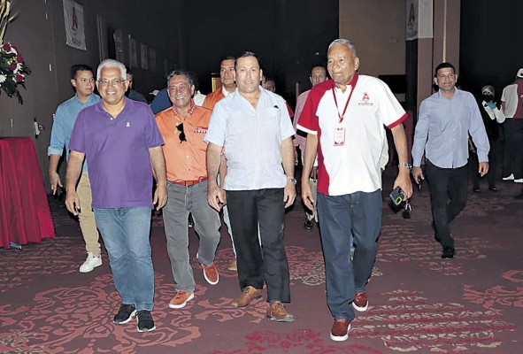 José Muñoz (d) junto a otros presidentes de partidos políticos. José Muñoz (d) junto a otros presidentes de partidos políticos.