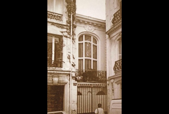 Sede del Consulado de Panamá en París. Junto a esta, el taller donde Lewis dio vida al paflón del Teatro Nacional. Sede del Consulado de Panamá en París. Junto a esta, el taller donde Lewis dio vida al paflón del Teatro Nacional.